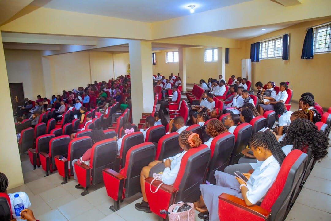 Debate tournament with teams facing each other in a hall